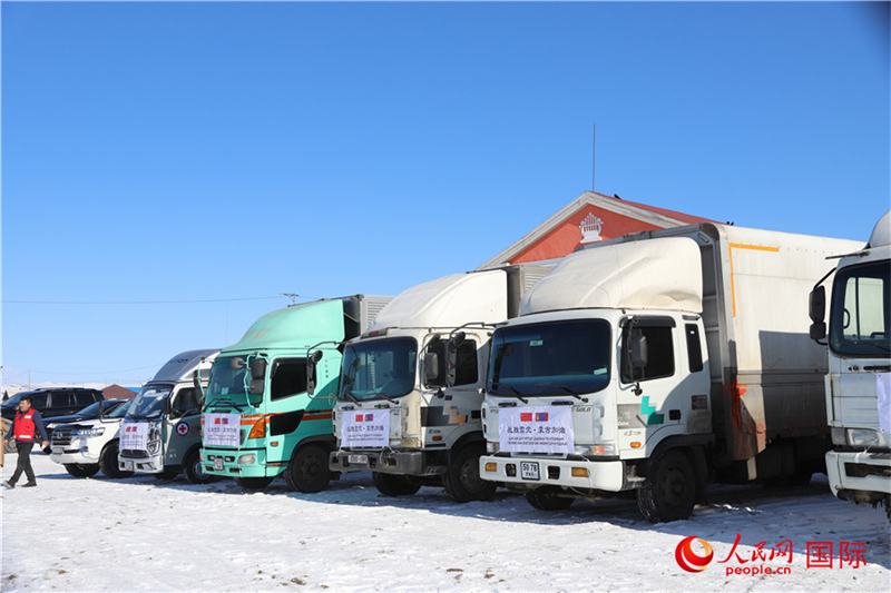 6.3月18日，滿(mǎn)載賑災(zāi)物資卡車(chē)在中央省額爾登縣整裝待發(fā)。人民網(wǎng)記者 霍文攝