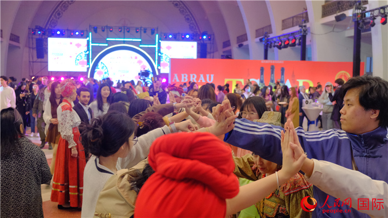 中俄觀眾在現(xiàn)場參與俄羅斯民俗互動(dòng)游戲。人民網(wǎng) 褚夢琦攝