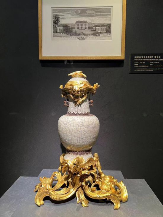 青釉香水瓶，瓷瓶頂部、口沿、底座均裝飾洛可可風(fēng)格銅鍍金飾件。新華社記者徐壯 攝