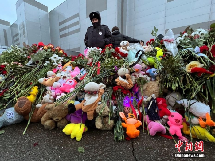 當?shù)貢r間3月24日，俄羅斯全國哀悼日，悼念22日發(fā)生在莫斯科州克拉斯諾戈爾斯克市“克羅庫斯城”音樂廳恐怖襲擊事件中的遇難者。此次恐襲已導致137人遇難，150多人受傷。圖為民眾在恐襲事件現(xiàn)場附近敬獻的鮮花和毛絨玩具。<a target='_blank' href='/'><p  align=