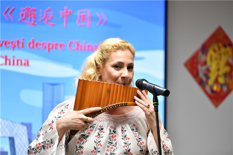 喬治亞娜·帕納演奏排簫。 布加勒斯特中國文化中心供圖。