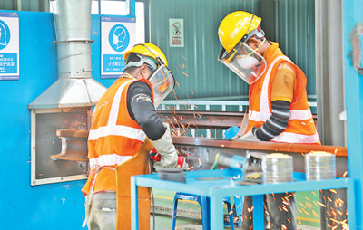 中企承建的馬東鐵項目創(chuàng)造就業(yè)機會超過1.8萬個，合作的當(dāng)?shù)仄髽I(yè)超過1900家——為促進馬來西亞東西海岸互聯(lián)互通貢獻力量（共建“一帶一路”第一現(xiàn)場）