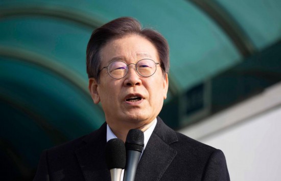 1月10日，韓國最大在野黨黨首李在明從首爾大學(xué)醫(yī)院出院時(shí)發(fā)表講話。新華社發(fā)（全休相攝）