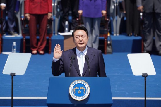 2022年5月10日，在韓國(guó)首爾，尹錫悅出席總統(tǒng)宣誓就職儀式。新華社發(fā)（李相浩攝）