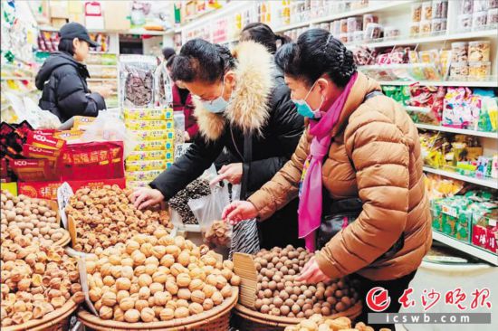 　　在長沙南門口菜市場附近的一家炒貨店內(nèi)，市民正在選購年貨?！　￠L沙晚報(bào)全媒體記者 范宏歡 攝