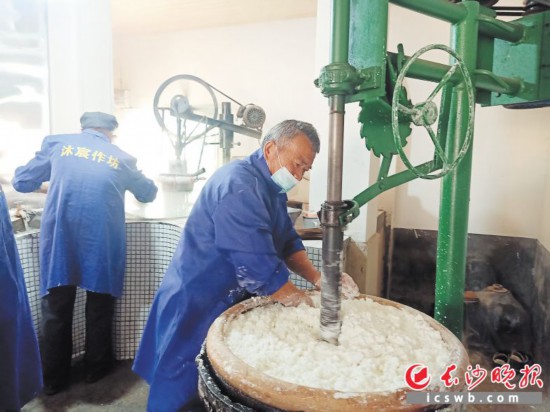　　作坊里工人正在進(jìn)行粉絲生產(chǎn)。受訪者供圖