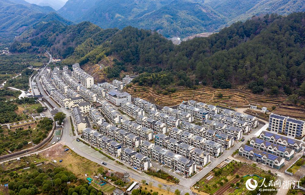 近日，航拍寧波市海曙區(qū)龍觀鄉(xiāng)李岙村屋頂光伏項(xiàng)目。人民網(wǎng) 章勇濤攝