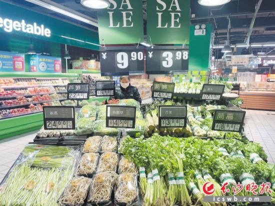 　　家樂(lè)福芙蓉廣場(chǎng)店，市民在選購(gòu)春菜。