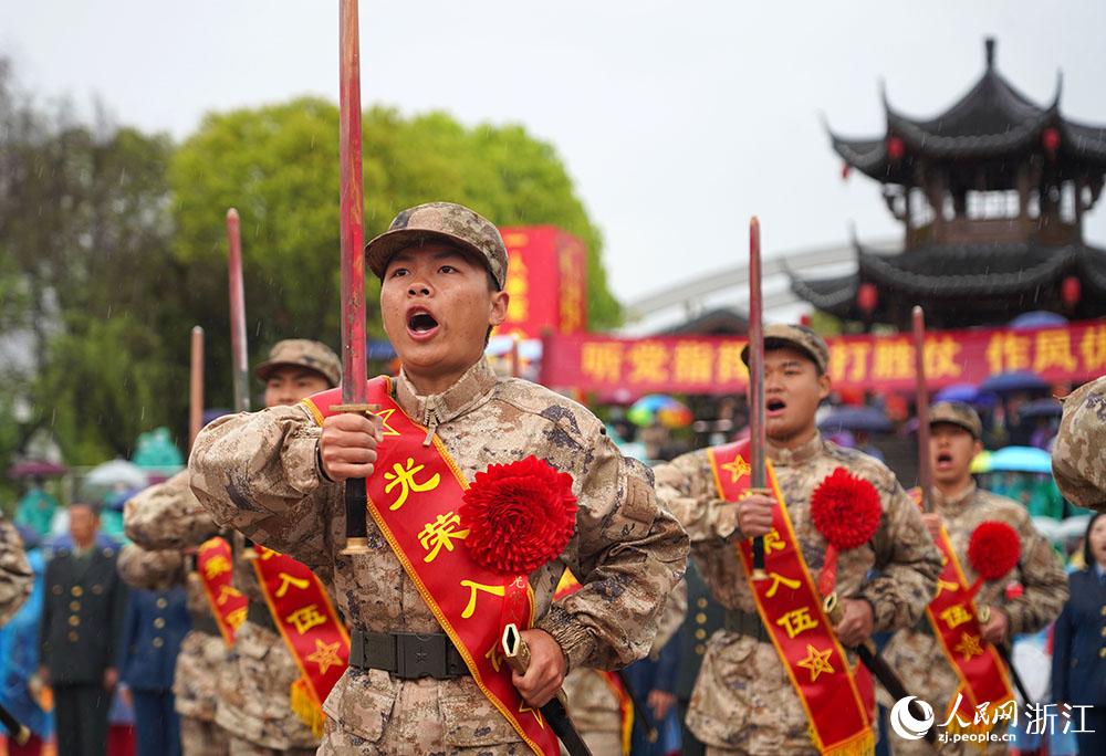3月22日，新兵們高喊誓言、莊嚴亮劍。人民網(wǎng) 章勇濤攝