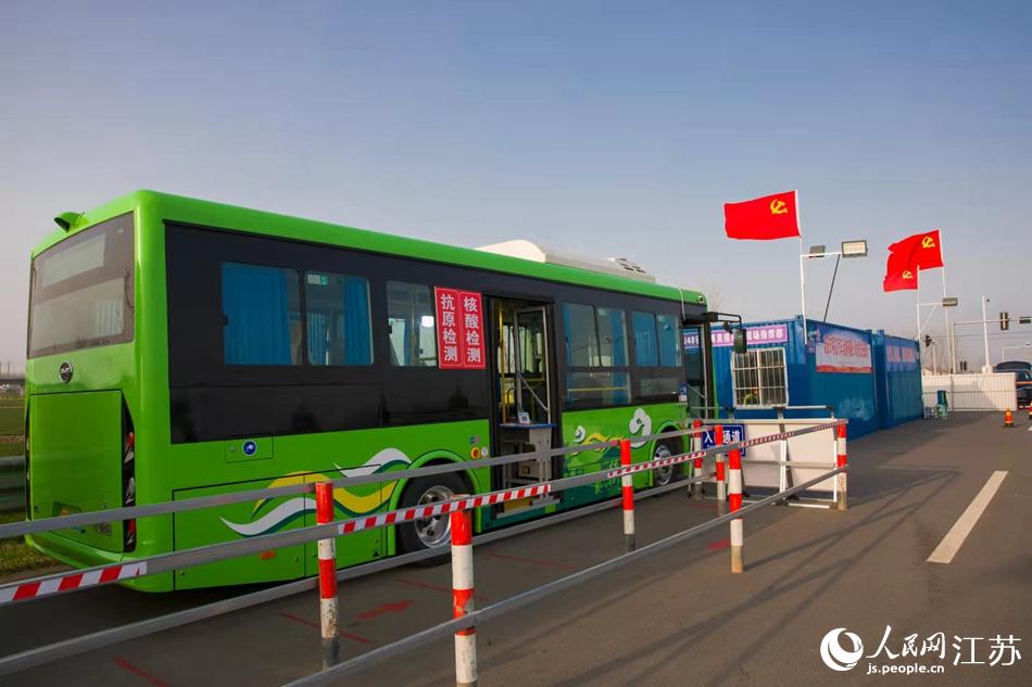 淮安市客總汽車運輸有限公司調(diào)集兩部車況最佳“核酸采樣流動車”，組建黨員“先鋒崗”。紀(jì)星名攝