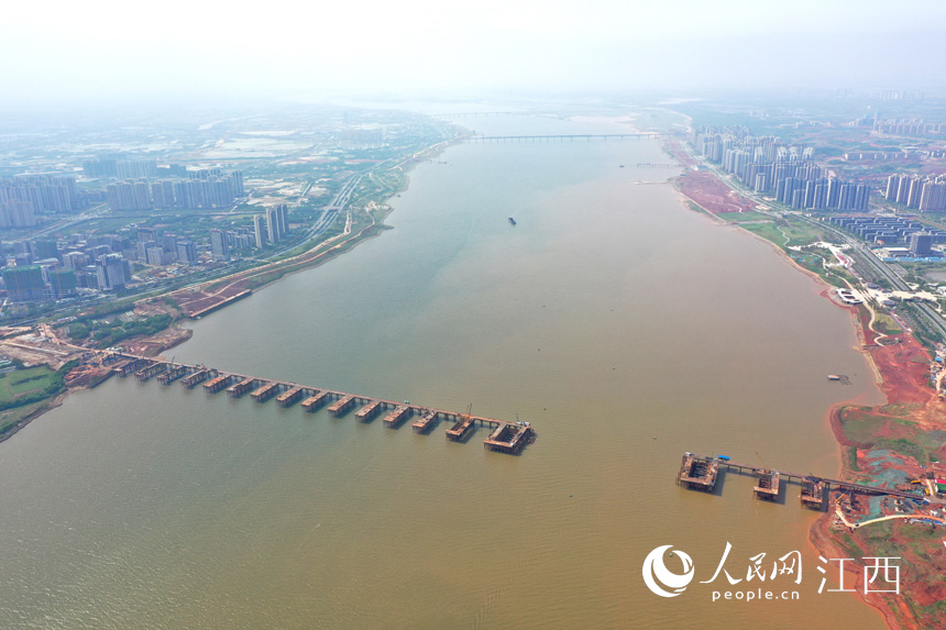 航拍九龍湖過江大橋，該橋是南昌第七座跨贛江通道。 人民網(wǎng) 時(shí)雨攝