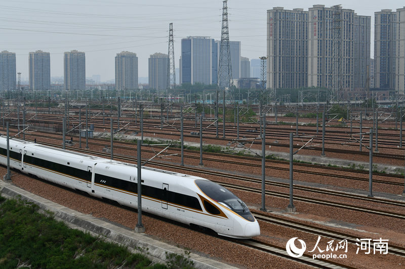 列車駛出站臺。人民網(wǎng) 霍亞平攝