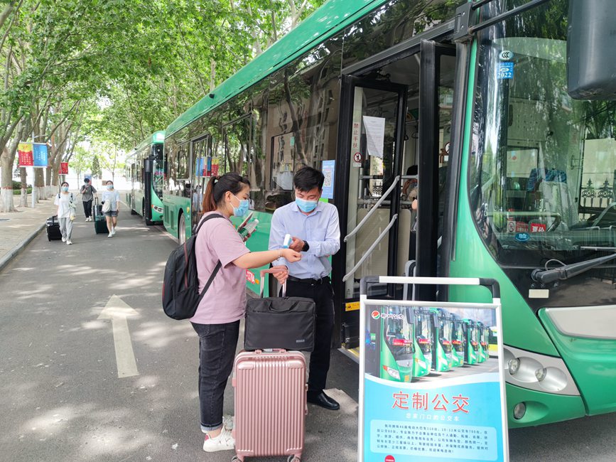 公交車(chē)從校園宿舍樓下出發(fā)，直達(dá)鄭州火車(chē)站和鄭州東站。崔晨攝