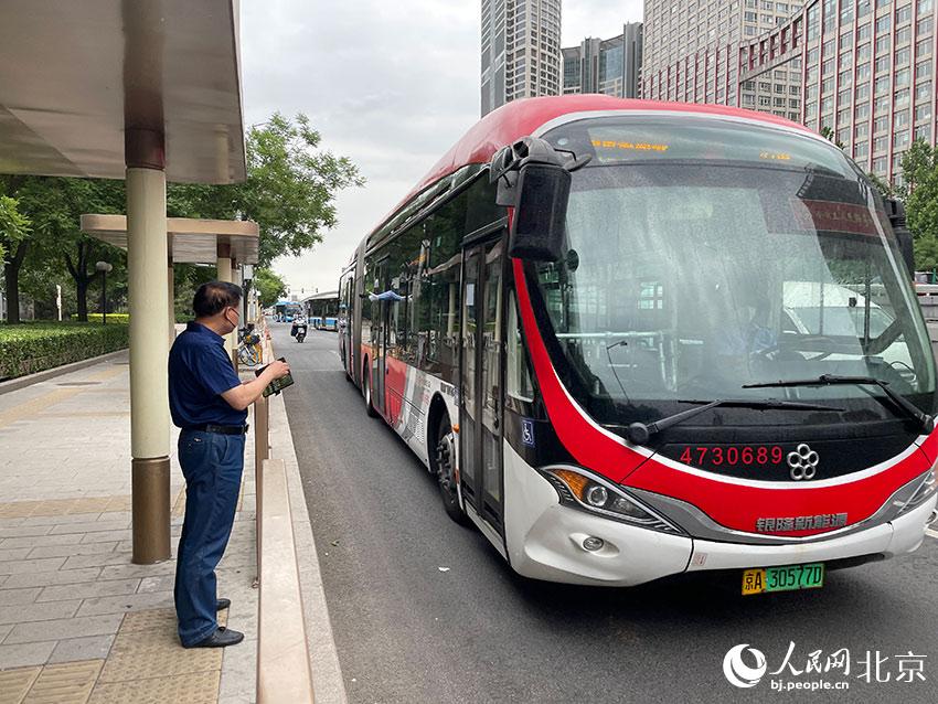 北京1路公交車駛進(jìn)八王墳西站，此前各路公交經(jīng)過該站時(shí)均甩站通過，今起該站回復(fù)正常上下客。人民網(wǎng) 尹星云攝