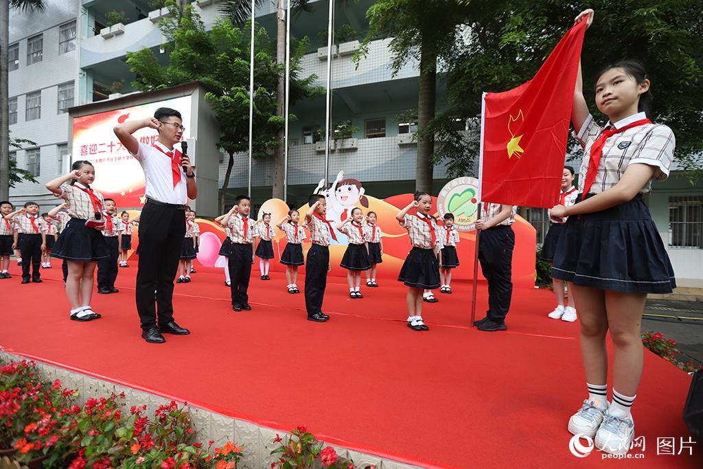 5月31日，在廣西壯族自治區(qū)南寧市民主路小學(xué)，學(xué)校大隊輔導(dǎo)員帶領(lǐng)少先隊員呼號。人民網(wǎng)記者 嚴立政攝