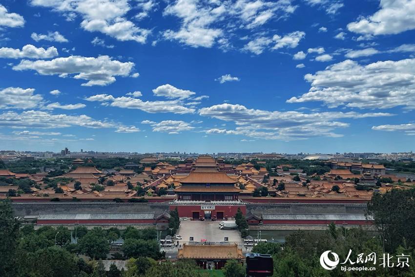 北京再現(xiàn)“高顏值”藍(lán)天白云。 人民網(wǎng) 池夢(mèng)蕊攝