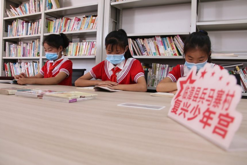 河北省臨漳縣柏鶴集鄉(xiāng)兵馬寨村復興少年宮，孩子們在閱覽室讀書。 申志好攝
