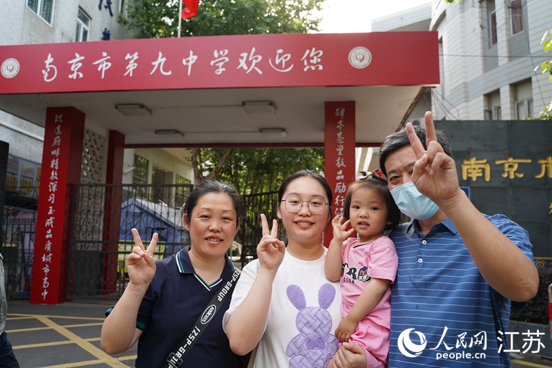 一家人在考點(diǎn)前合影留念。周夢(mèng)嬌攝