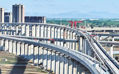 6月7日，工人在唐山市高新技術(shù)開發(fā)區(qū)境內(nèi)的京唐城際鐵路建設(shè)工地施工（無(wú)人機(jī)照片）。 新華社記者 楊世堯攝