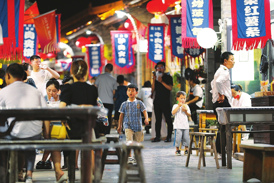  6月17日晚，游客在運(yùn)城市鹽湖區(qū)嵐山根運(yùn)城印象景區(qū)內(nèi)游玩。連日來，運(yùn)城市通過發(fā)放消費(fèi)券，培育夜購、夜味、夜宿、夜玩、夜賞的消費(fèi)形態(tài)，迅速推動(dòng)消費(fèi)企穩(wěn)回暖，為經(jīng)濟(jì)發(fā)展注入強(qiáng)勁動(dòng)力。 金玉敏攝