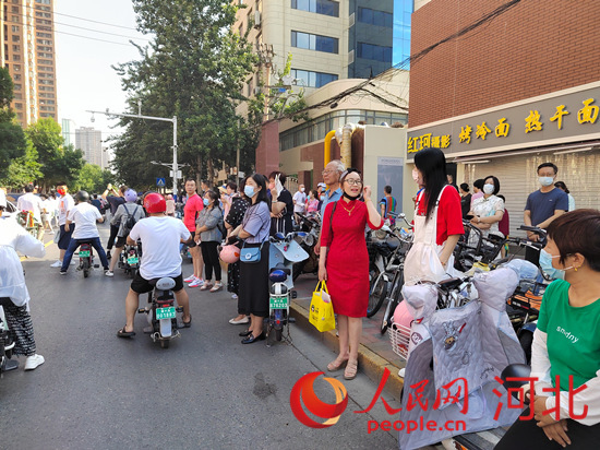 石家莊外國(guó)語(yǔ)學(xué)校考點(diǎn)外送考的家長(zhǎng)。人民網(wǎng) 祝龍超攝
