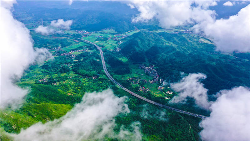 湖南省常寧市廟前鎮(zhèn)泉井村，云霧繚繞，青山蒼翠，公路蜿蜒，秀美如畫。周秀魚春攝
