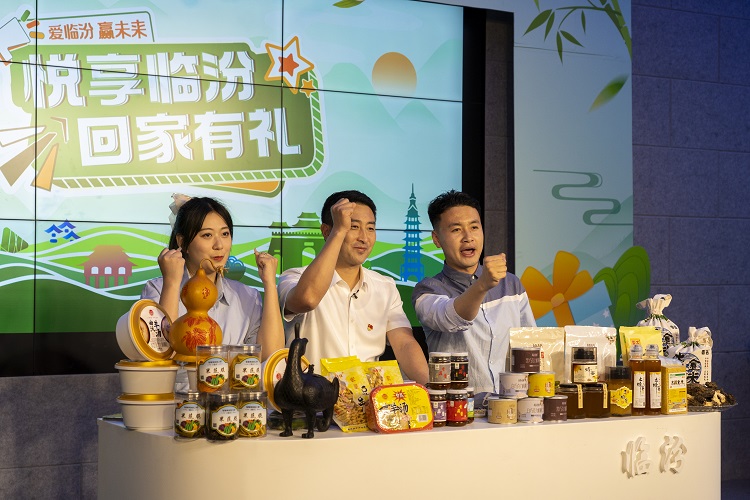 6月3日下午，在臨汾原產(chǎn)地商品體驗(yàn)店，曲沃縣副縣長樊奇選對當(dāng)?shù)氐霓r(nóng)特產(chǎn)品、旅游景點(diǎn)進(jìn)行了推介代言。鄭遠(yuǎn)飛攝