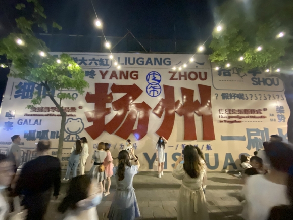 古運河畔的皮市街充滿市井氣息。 人民網(wǎng) 張玉峰攝