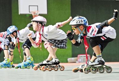 6月23日，邯鄲市邯山區(qū)實驗小學的學生在練習輪滑。 當日是國際奧林匹克日，該小學開展了“我運動、我健康、我快樂”為主題的體育活動，通過足球、籃球、武術(shù)、輪滑、擊劍等運動，讓學生們享受運動健身的快樂，感受運動的魅力。 河北日報通訊員 郝群英攝
