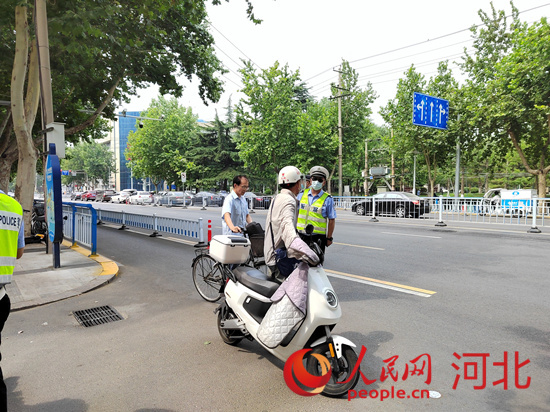 石家莊交警在查處非機(jī)動(dòng)車違章。人民網(wǎng)祝龍超攝