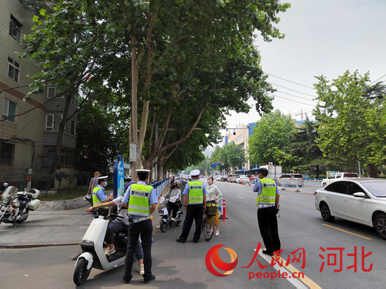 石家莊交警在查處非機(jī)動(dòng)車違章。人民網(wǎng)祝龍超攝