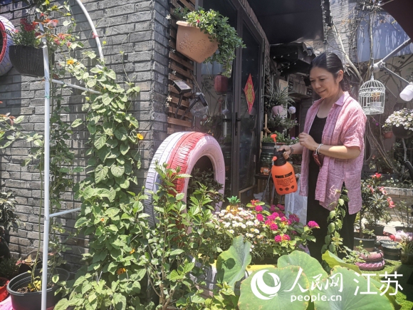 原在上海工作的袁荔退休后重回?fù)P州古城生活。 人民網(wǎng) 張玉峰攝