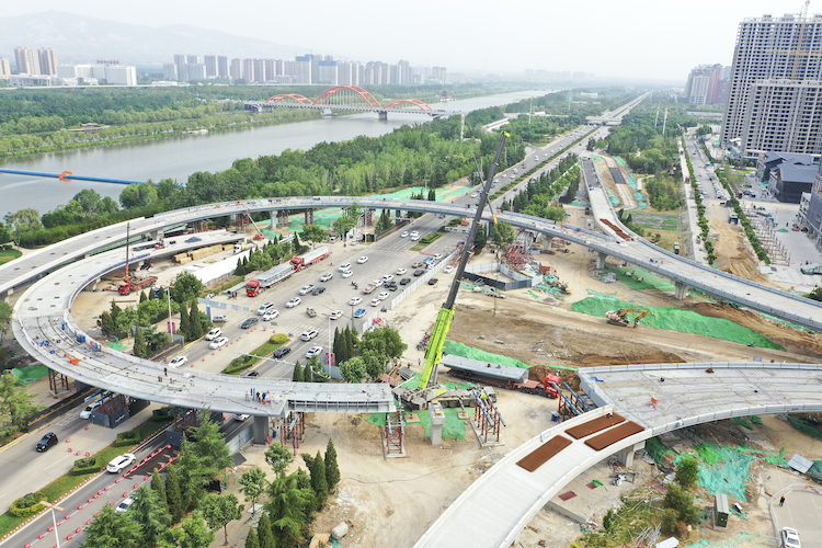 市區(qū)五一路快速通道工程西段順利合龍。