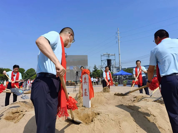 作為今年荷花節(jié)“開場秀”，理士新能源智造園區(qū)項目正式開工。人民網(wǎng) 馬曉波攝