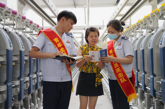 國家稅務(wù)總局常德市西洞庭西湖管理區(qū)稅務(wù)局成立青年黨員突擊隊(duì)，走進(jìn)常德銀駿紡織有限公司等企業(yè)送政策、問需求、解難題。受訪單位供圖