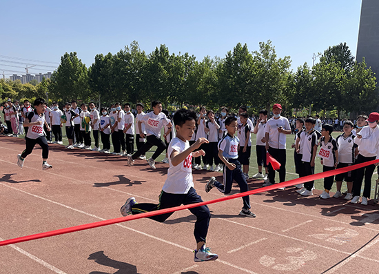 河北省威縣第四小學(xué)學(xué)生組織短跑比賽。 趙國華攝