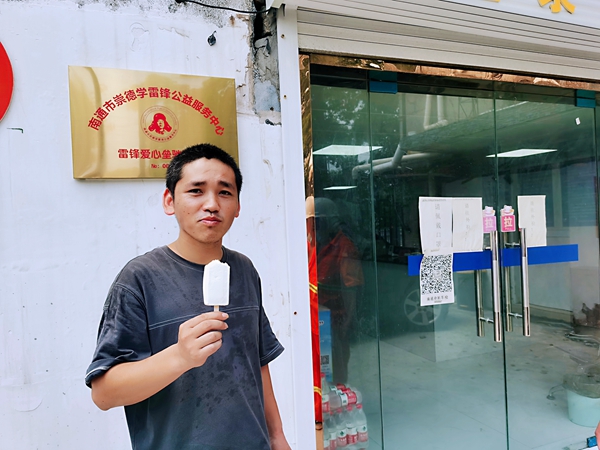 2過路司機(jī)在驛站冷飲。人民網(wǎng)記者王繼亮攝.jpg