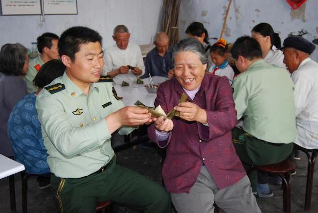 趙德恒與孤寡老人共度端午佳節(jié) 。 濱州市公安局海岸警察支隊岔尖派出所供圖
