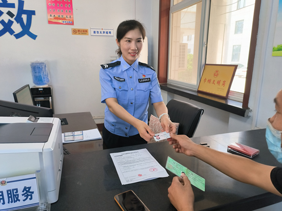 張靜正在為群眾辦理業(yè)務。 趙凱攝