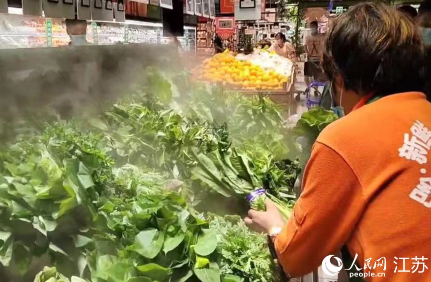 在大潤(rùn)發(fā)長(zhǎng)江北路店里，果蔬、肉蛋等生活必需品種類齊全，供應(yīng)充足，市民正有序選購(gòu)。無(wú)錫市委網(wǎng)信辦供圖