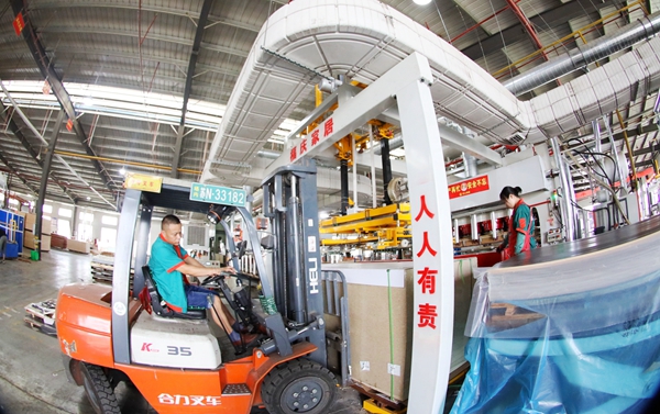 沭陽縣一公司車間內一派緊張有序的繁忙景象。沭陽縣委宣傳部供圖