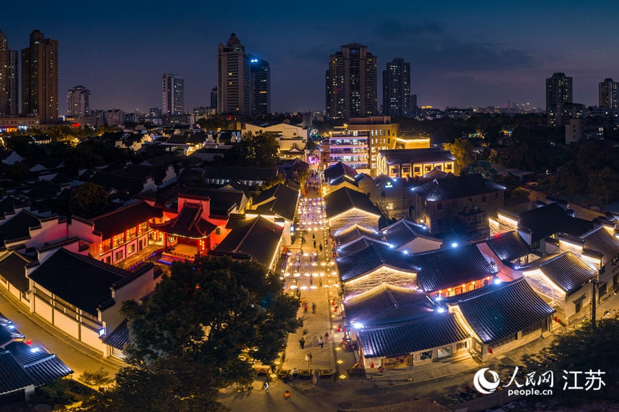 熙南里歷史文化休閑街區(qū)夜景。熙熙攝