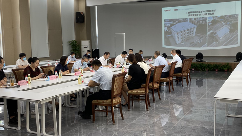 河?xùn)|區(qū)委書記范少軍一行深入老電建公司辦公園區(qū)就盤活園區(qū)工作進行部署研究。河?xùn)|區(qū)供圖