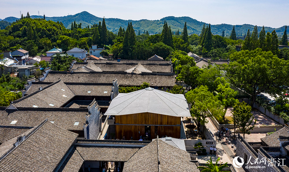 7月23日，空中俯瞰位于寧波市江北區(qū)慈城鎮(zhèn)的抱珠樓。人民網(wǎng) 章勇濤攝