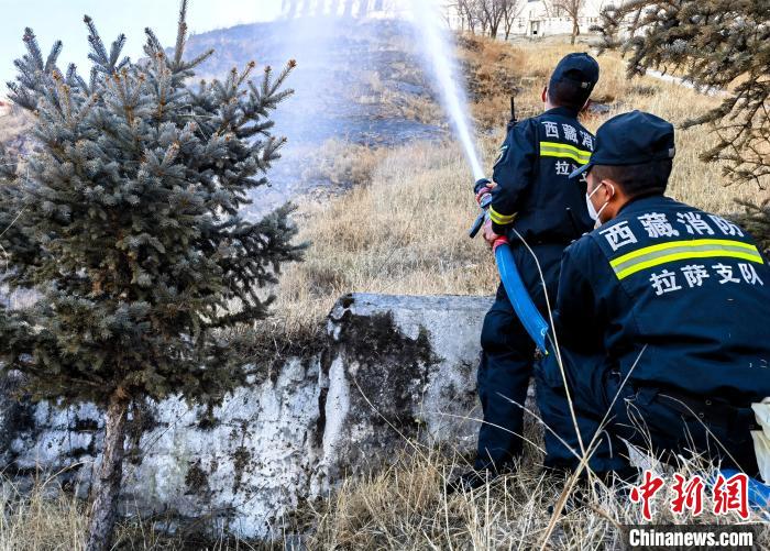 12月6日，布達(dá)拉宮消防救援大隊(duì)在布達(dá)拉宮山體林草區(qū)域開展?jié)窕ぷ?。　劉?攝