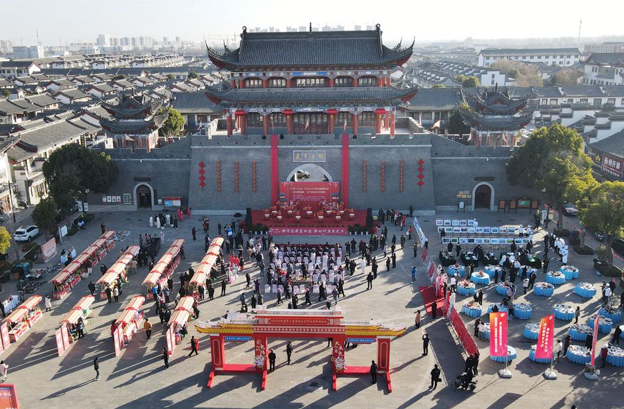 城門掛春聯(lián)，金湖沖刺“開門紅”。陳義寶攝