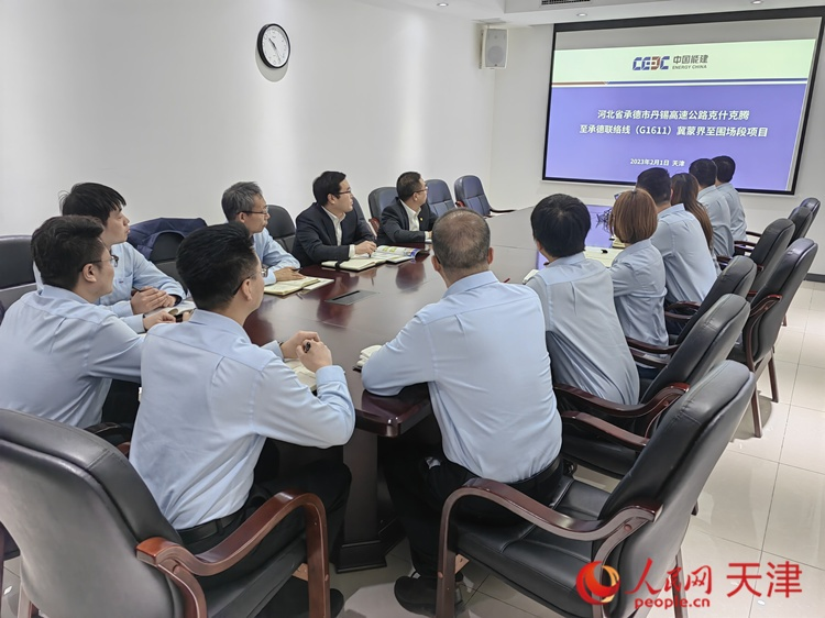 近日，中能建路橋工程有限公司領導班子成員與員工開會討論，如何根據(jù)今年的項目招聘合適的優(yōu)秀人才。  人民網(wǎng) 孫翼飛攝