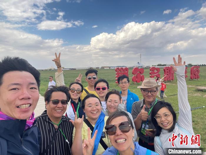 圖為臺胞在鄂爾多斯草原合影?！∪~冠賢 攝