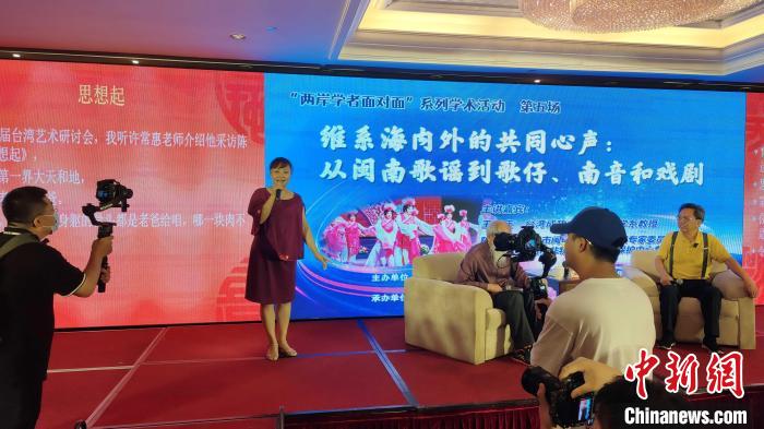 歌仔說唱非遺傳承人張月萍女士現(xiàn)場演唱。　楊伏山 攝