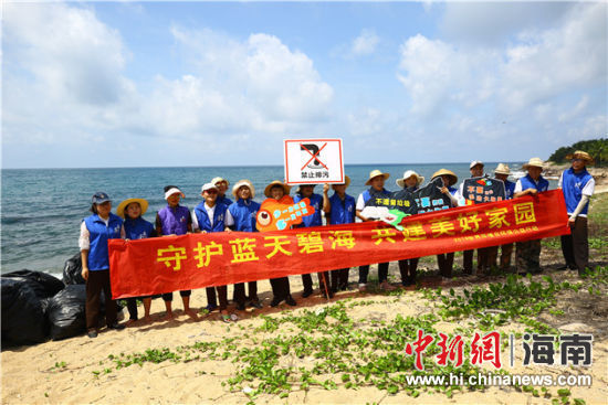 環(huán)保志愿者呼吁停止隨地扔垃圾、破壞環(huán)境等不文明行為。